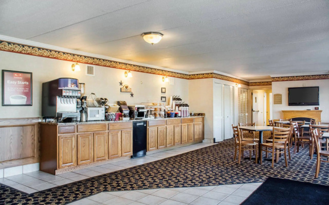 Econo Lodge Darien Lakes