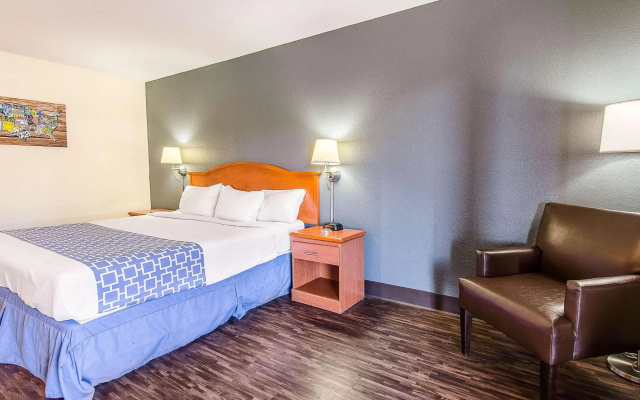 Econo Lodge Near Motor Speedway