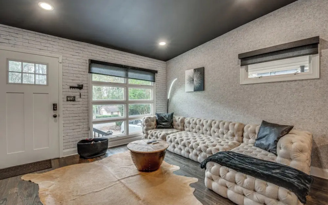 Modern Atlanta Retreat: Private Hot Tub & Yard!