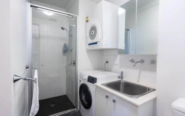 Lovely 2BR Apartment in West Perth With Parking!