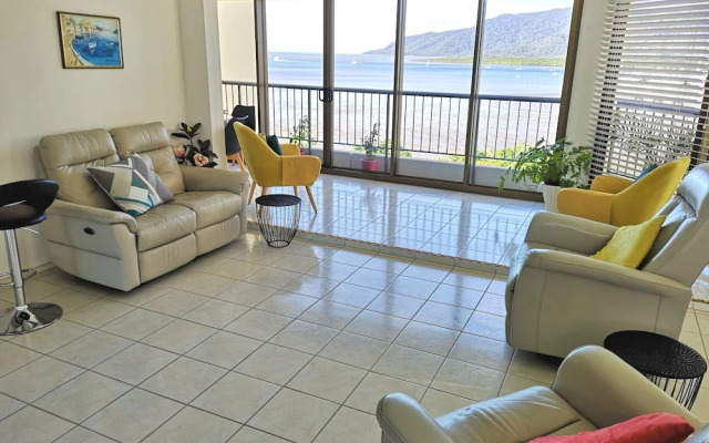 Cairns Ocean View Apartment in Aquarius