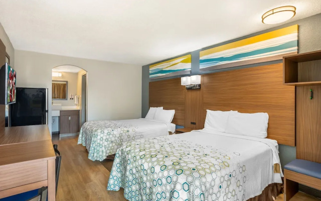 HomeTowne Studios by Red Roof Lancaster