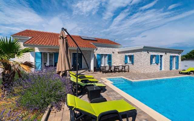 Holiday house Ani 1 - with pool : Privlaka, Zadar riviera