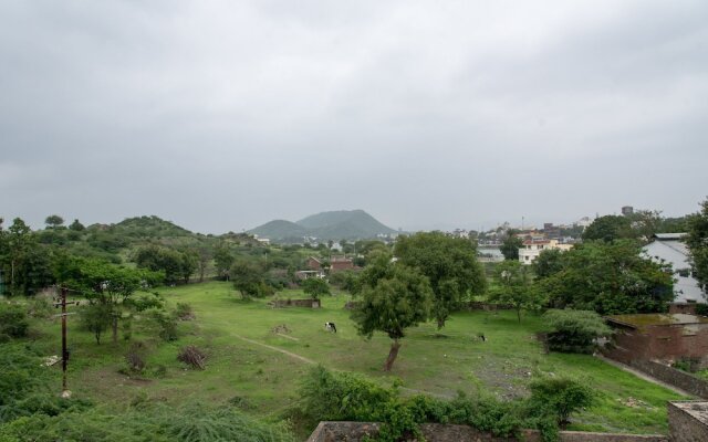 OYO 16825 Home Cozy Green View Stay Goverdhan Villas