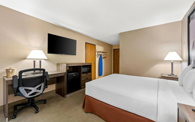 Super 8 by Wyndham Elgin