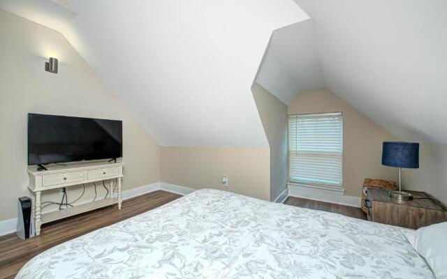 Stylish 1BR Condo 1 Mile To Downtown