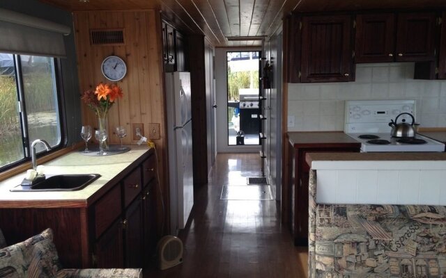 Diverse Rentals & Vacations FLOATEL