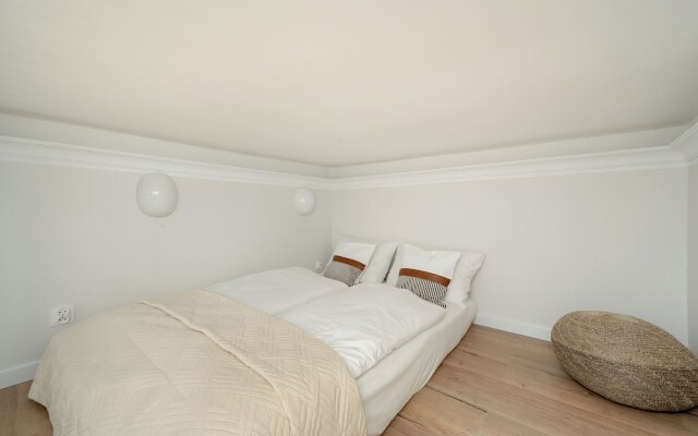 Apartment With Mezzanine by Renters