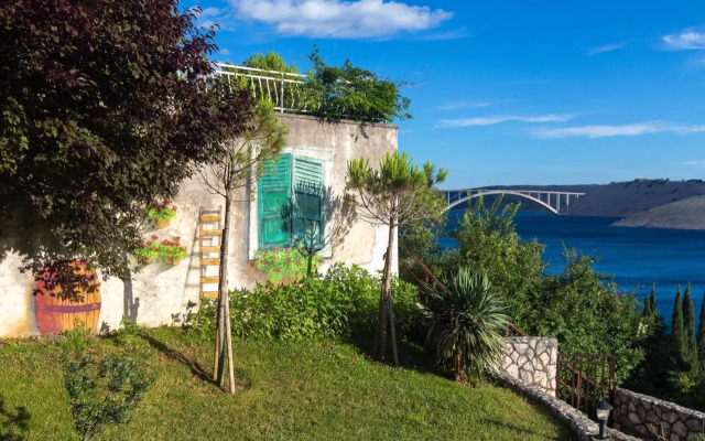 Captain's Apartment with Sea View