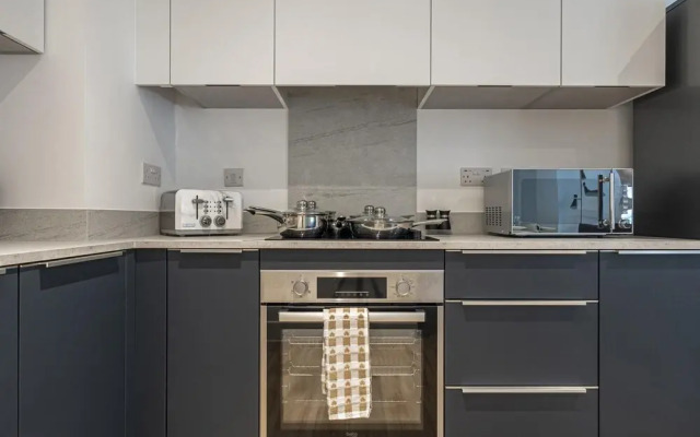 Flat With Skyline City Views