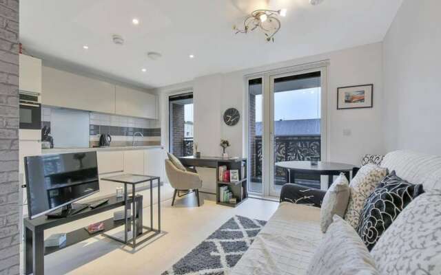 Modern 1 Bedroom Apartment With Balcony