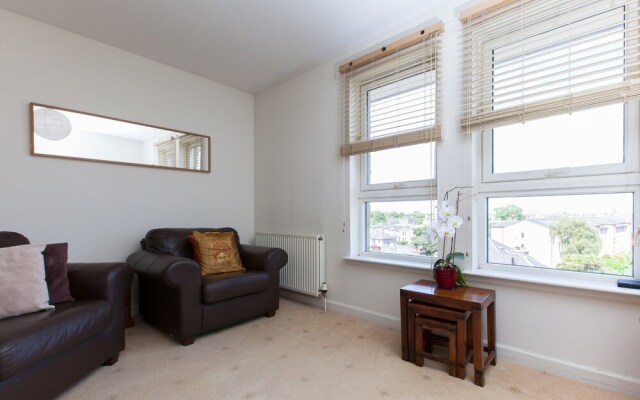 Bright, Modern 2BR Flat for 3 With Parking