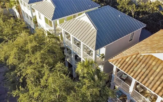 The Bluefin 6 Bedroom Home by RedAwning