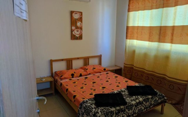 104 Excellent 2 bed apartment with pool view, AC & gym!