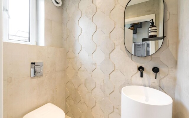 Luxury 2BD Apartment in Holland Park