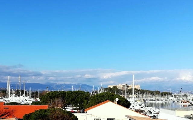 2P Vieil Antibes balcon sur la Marina