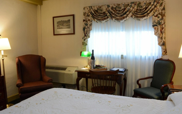 Lamie's Inn and The Old Salt Restaurant