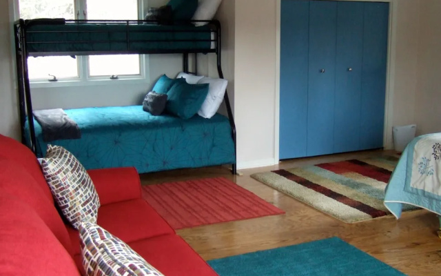 Loya's Little House Bed & Breakfast