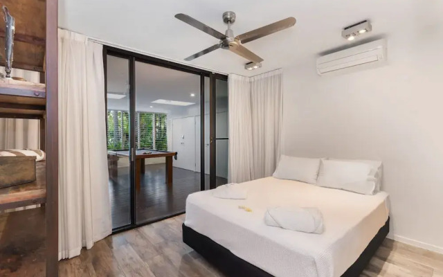 Luxury Pool Side Apartment in Beachfront Resort