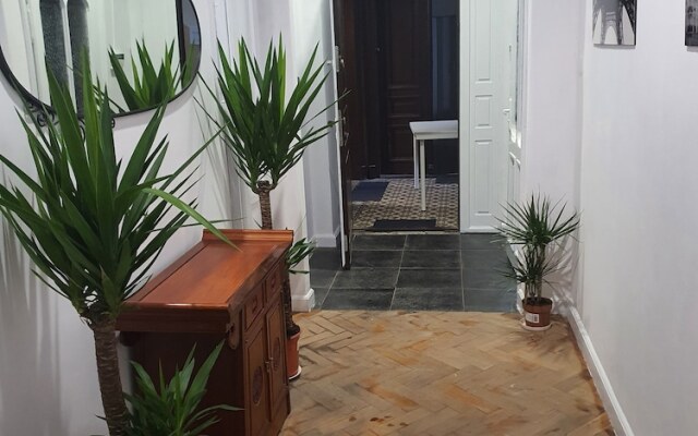AMEN Aparthotel Curie 8