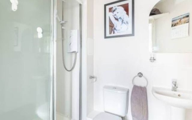 Modern 2 Bedroom Property in Stylish Complex