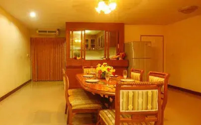 Omni Suites Apartment Hotel.