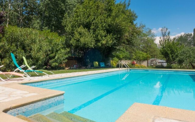 Attractive Villa in Roquemaure With Swimming Pool