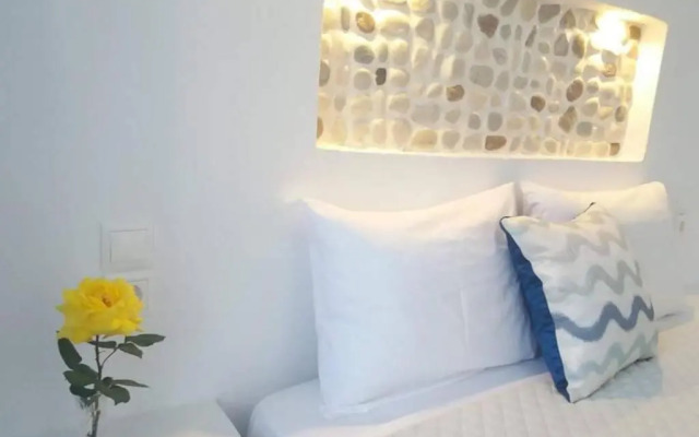 PERIVOLI 4-CHORA(5min away from the center by car)