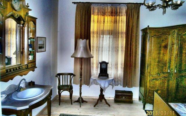 Retro - 19th Century Guest House