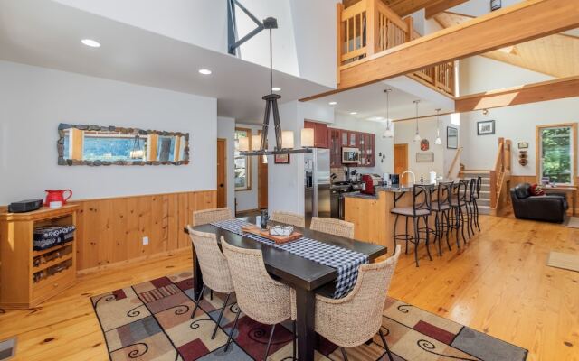 Lazy Bear Lodge 3 Bedroom Home by NW Comfy Cabins by RedAwning