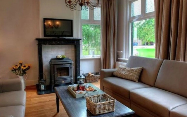 Spacious Farmhouse in Ijzendijke With Garden