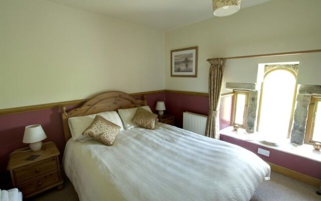 The Hare and Hounds Country Inn