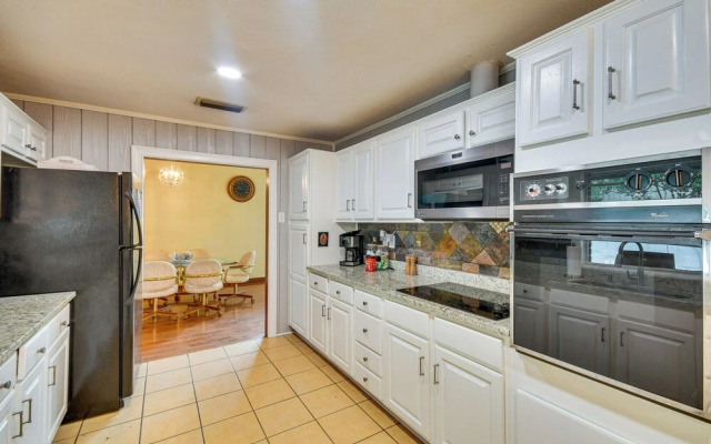 Spacious Montgomery Home ~ 3 Mi to Downtown!