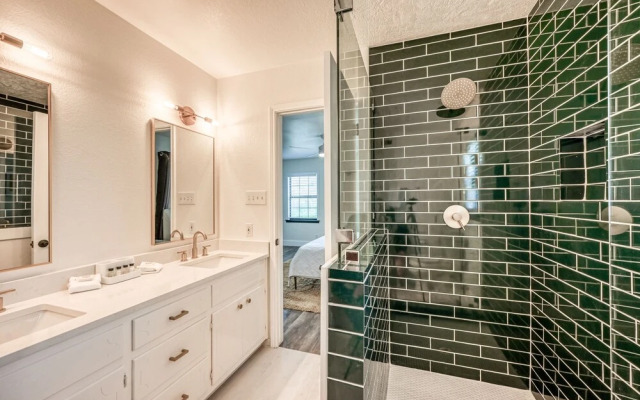 Modern Luxurious Home Near Main W/hot Tub-firepit!