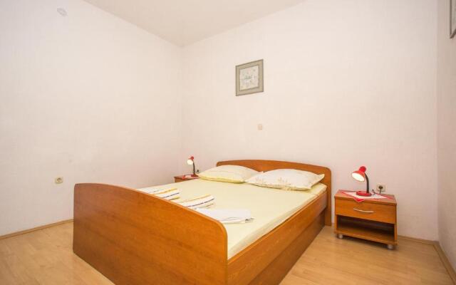 Apartments Nuic 748