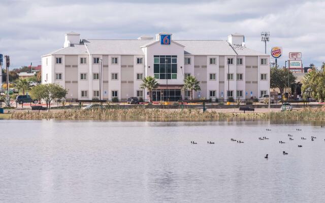 Motel 6 Eagle Pass, TX - Lakeside