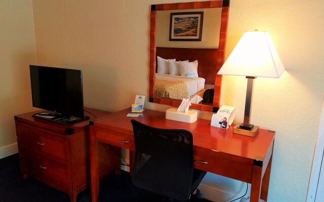 Days Inn & Suites by Wyndham Clermont