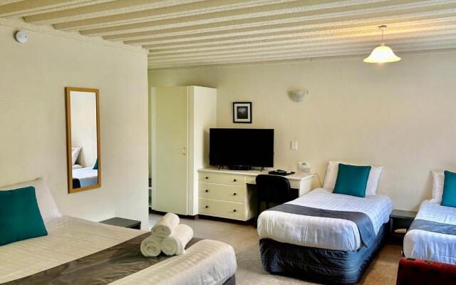 Parkside Motel and Apartments