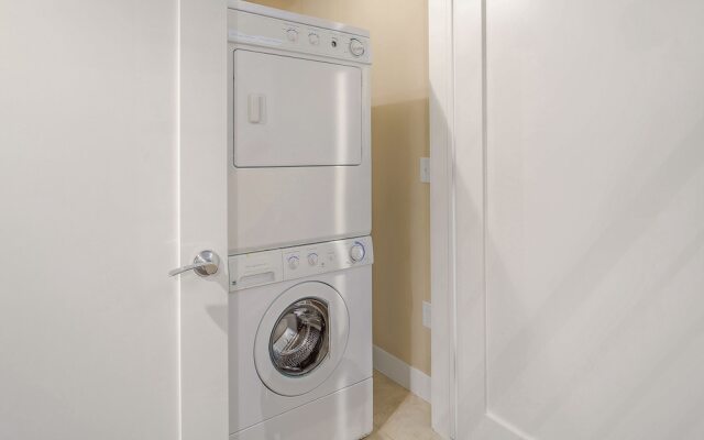 Swanky Downtown Loft! City Views! Sleeps 10!