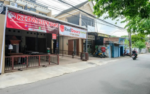 RedDoorz Syariah near Stasiun Gubeng 2