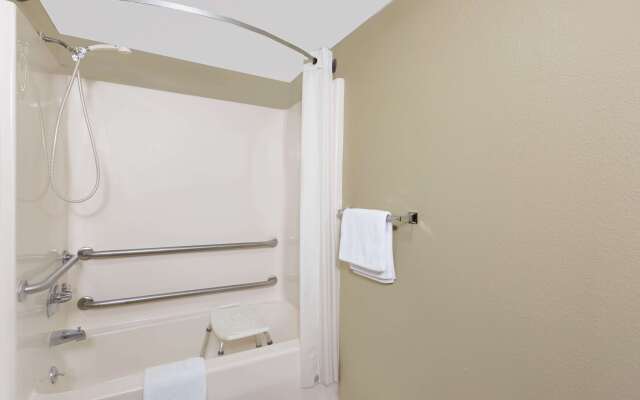 Super 8 by Wyndham Macomb