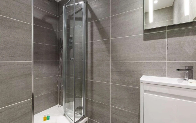 Elegant 2 Bed Apt W/patio nr West Hampstead