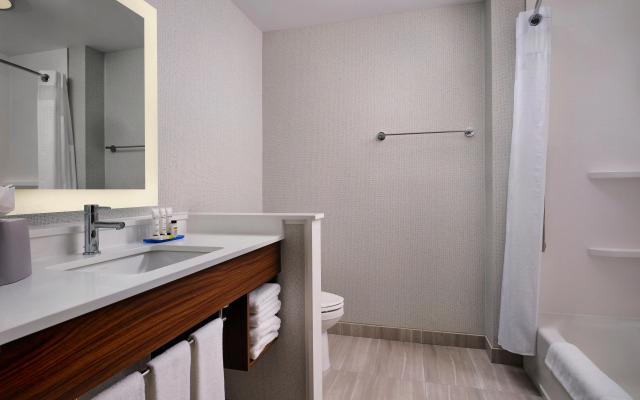 Holiday Inn Express & Suites Lockport by IHG