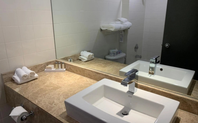 Coast Lonsdale Quay Hotel