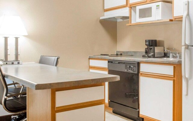Hawthorn Extended Stay by Wyndham Milwaukee Airport