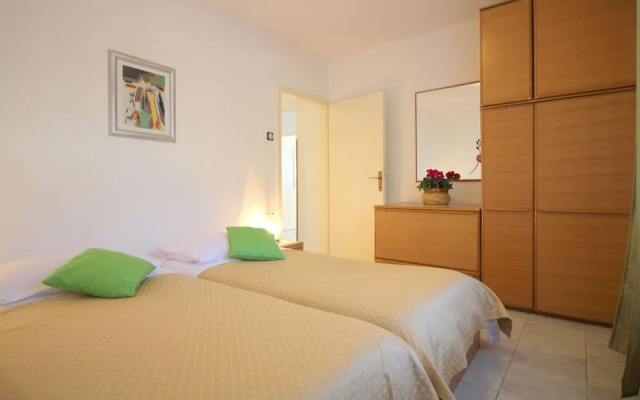 Nice Apartment in Ideal Location; Historic Porec 800 m and Beach 1 km Away - Apartment in Porec - Photo 2