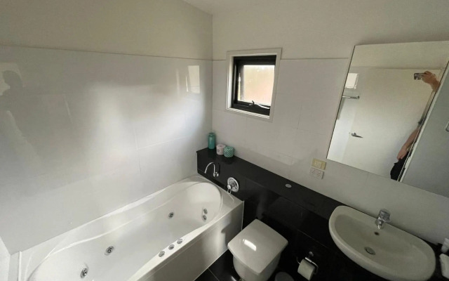 Luxury Woodridge 2-Bedroom Apartment