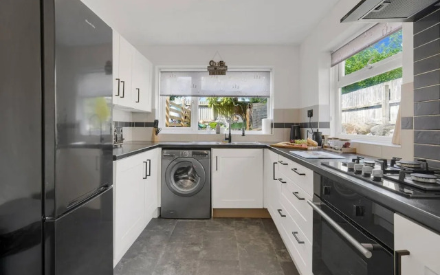 Central Chic - Huge Home - Free Wifi