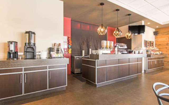 Econo Lodge St. Apollinaire