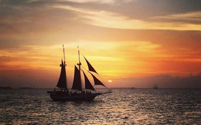 Linger Longer by Avantstay Key West Walkable Gated Community, Shared Pool Week Long Stays Only